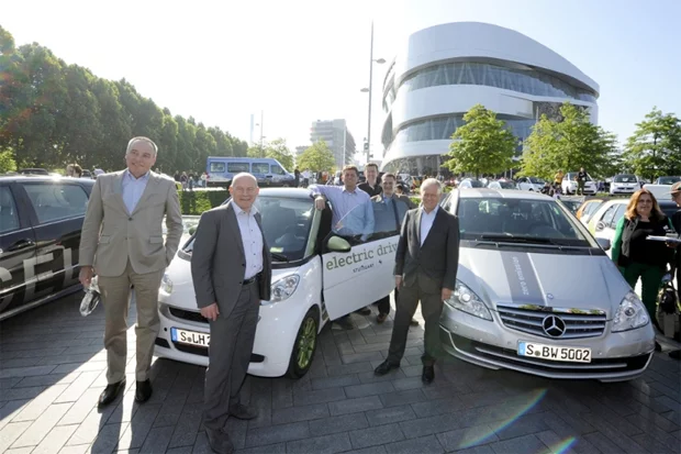 Stuttgart WAVE2016 Mayor Fritz Kuhn (middle) and Transportation Minister Winfried Hermann (2nd from the left) at the world record attempt for the longest EV parade in 2014. Image: e-mobil BW / KD Busch