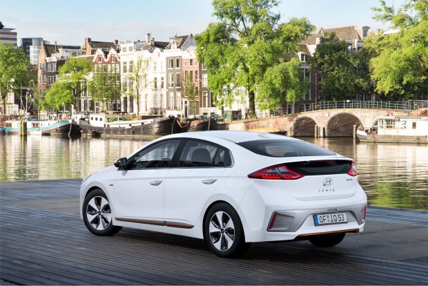 Hyundai IONIQ Eléctrico LinkeSeite e1468250348560 Hyundai-IONIQ-Electric-LinkeSeite