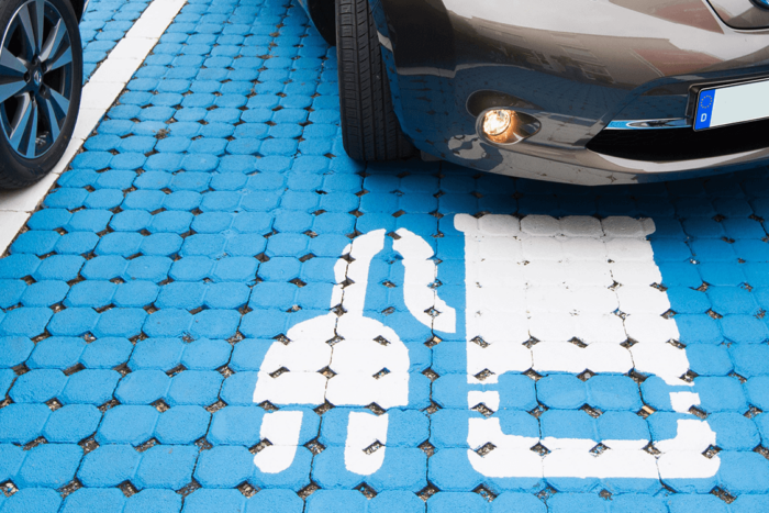 elektroauto-parkplatz-symbolbild