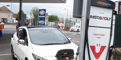 certas-energy-instavolt-charging-station-ladestation-uk-großbritannien-chargepoint