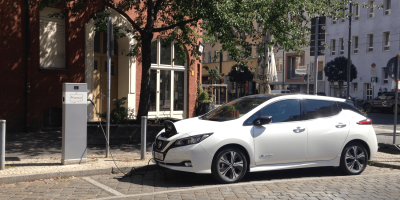 berlin-ladestation-charging-station-nissan-leaf-40-kwh-daniel-boennighausen-min