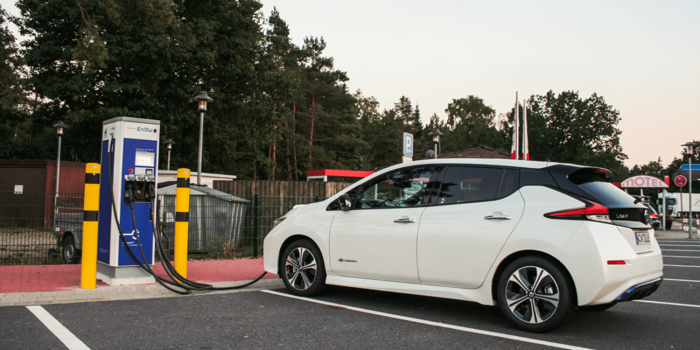 nissan-leaf-2018-40-kwh-daniel-boennighausen-05-enbw-ladestation-charging-station-01-min