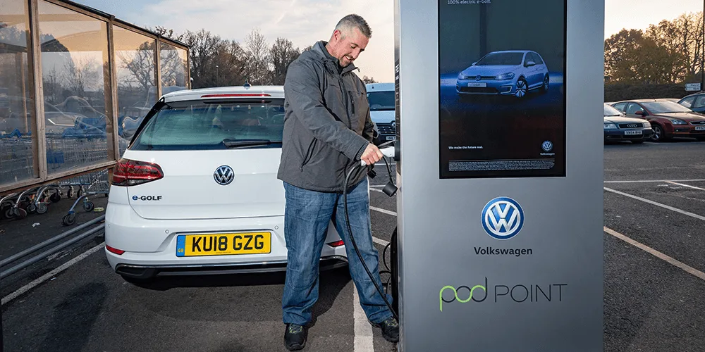 estación de carga volkswagen tesco pod point ladestation uk 01 volkswagen-tesco-pod-point-charging-station-ladestation-uk-01