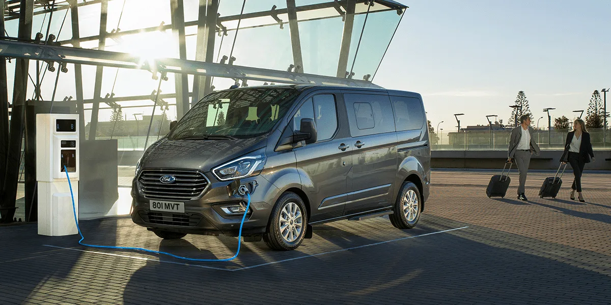 ford tourneo custom phev 2019 04 min ford-tourneo-custom-phev-2019-04-min