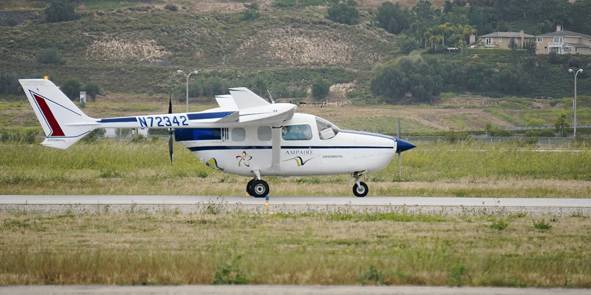 ampaire 337 hybrid e flugzeug avión eléctrico híbrido 01 min ampaire-337-hybrid-e-flugzeug-hybrid-electric-aircraft-01-min