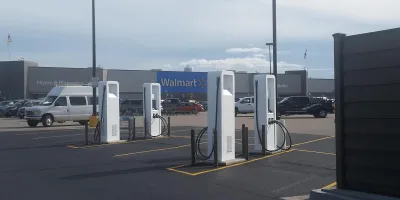 electrify-america-walmart-sullivan-charging-station-ladestation-min