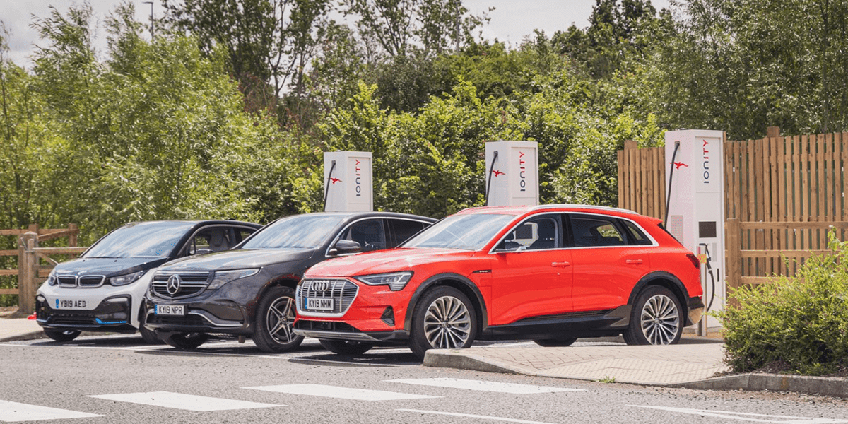 estación de carga ionity ladestation uk 01 min ionity-ladestation-charging-station-uk-01-min