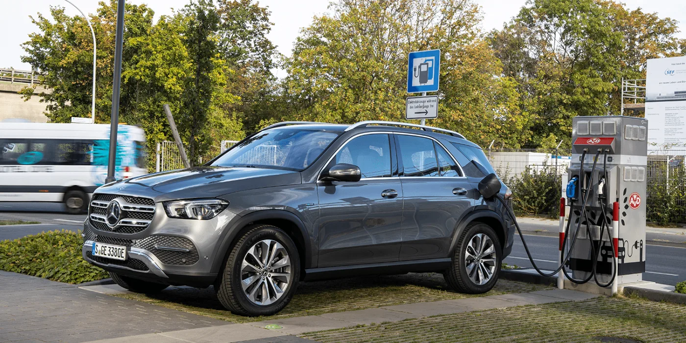 mercedes benz gle 350 de 4matic phev 2019 02 allego avd ladestation estacion de carga min mercedes-benz-gle-350-de-4matic-phev-2019-02-allego-avd-ladestation-charging-station-min