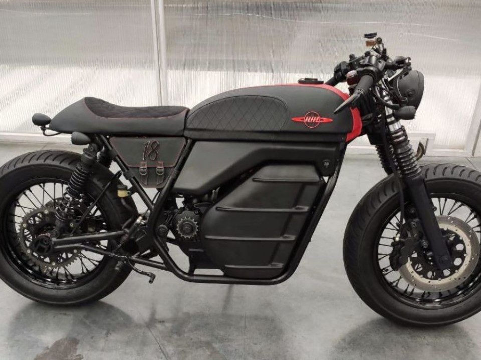 Kalachnikov motocicleta eléctrica cafe racer