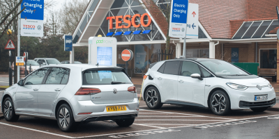 volkswagen-e-golf-id3-grossbritannien-uk-ladestation-charging-station-tesco-pod-point-2019-001-min