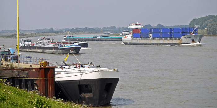 Binnenschiff symbolbild pixabay min