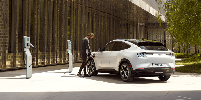 Ford mustang mach e ladestation charging station min