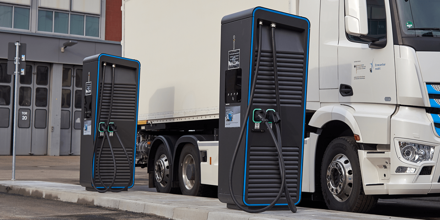 Mercedes benz eactros innogy alpitronic hypercharger ladestation charging station min