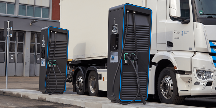 Mercedes benz eactros innogy alpitronic hypercharger estación de carga ladestation min