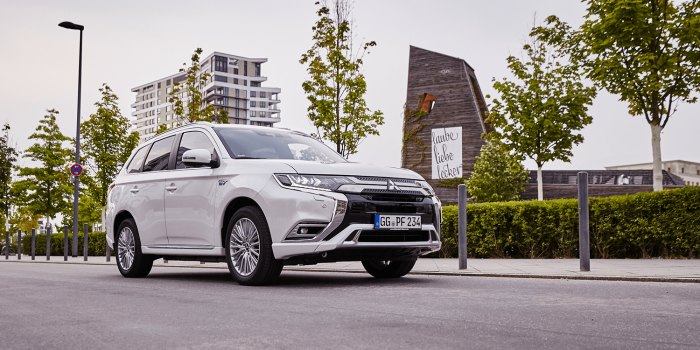 Mitsubishi outlander phev min