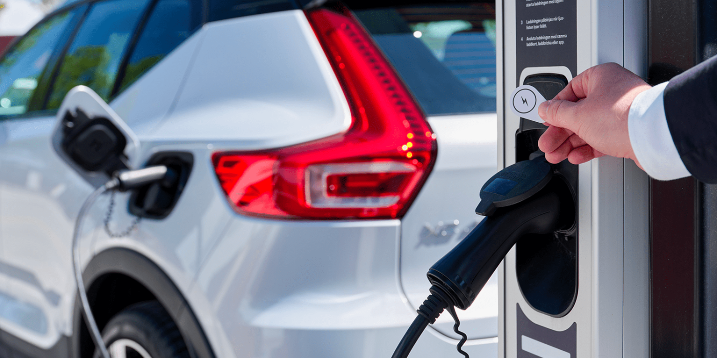 Estación de carga Volvo plugsurfing ladestation min