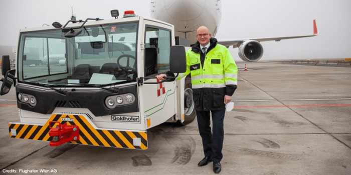 Wien flughafen flugzeug schlepper min