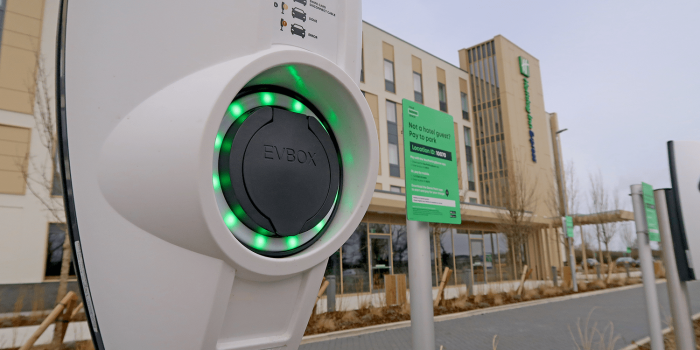 Evbox holiday inn express bicester ladestation charging station wallbox min