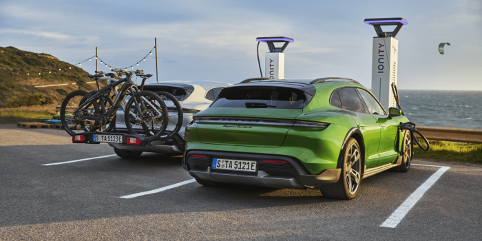 Porsche taycan cross turismo turbo s 4s ionity min