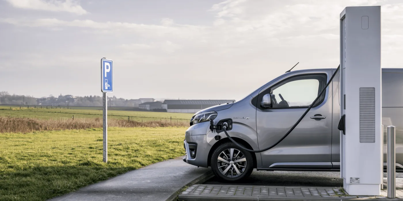 toyota proace electric e transporter electric transporter ladestation estación de carga 2021 01 min toyota proace electric e transporter electric transporter ladestation estación de carga 2021 01 min