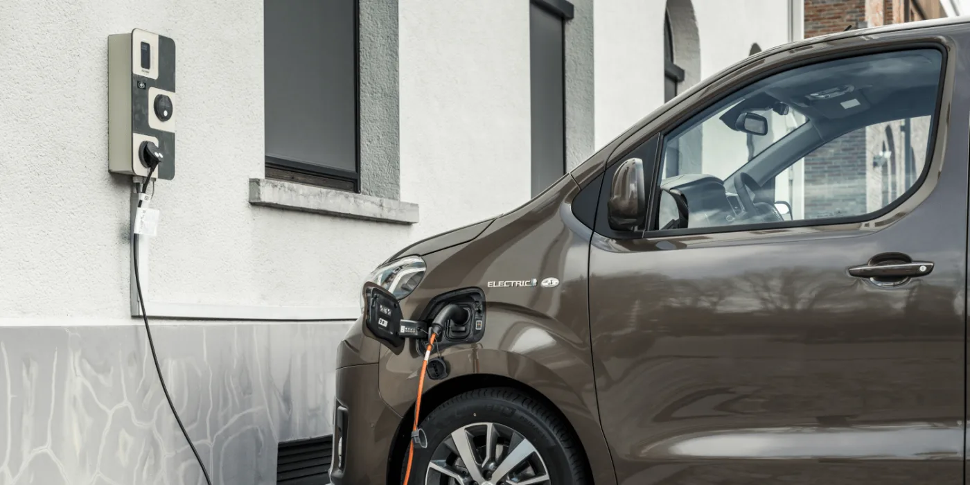 toyota proace verso estacion de carga electrica wallbox 2021 01 min toyota proace verso estacion de carga electrica wallbox 2021 01 min