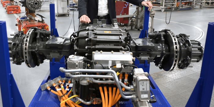 Mercedes benz eactros e lkw electric truck antrieb drive min