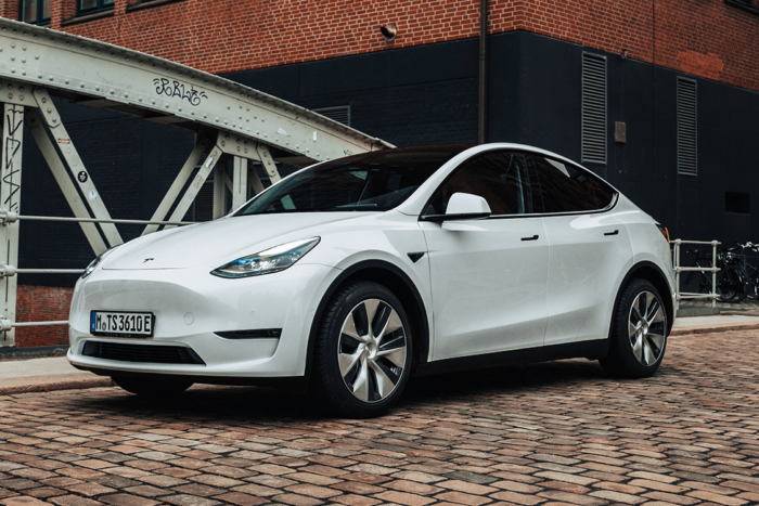 Tesla model y min e