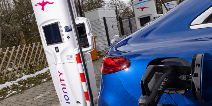 Estación de carga Mercedes benz eqe ionity ladestation min