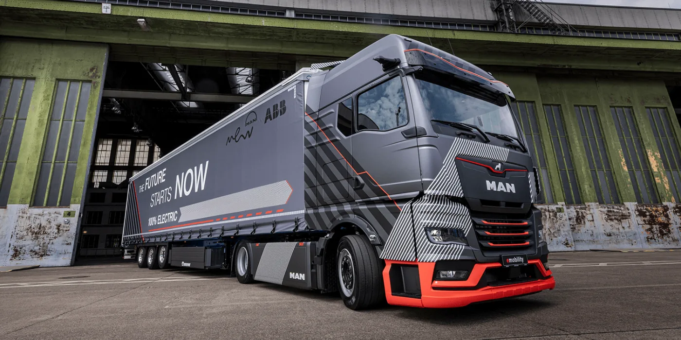 hombre e camión e lkw camión eléctrico 2022 04 min hombre e camión e lkw camión eléctrico 2022 04 min