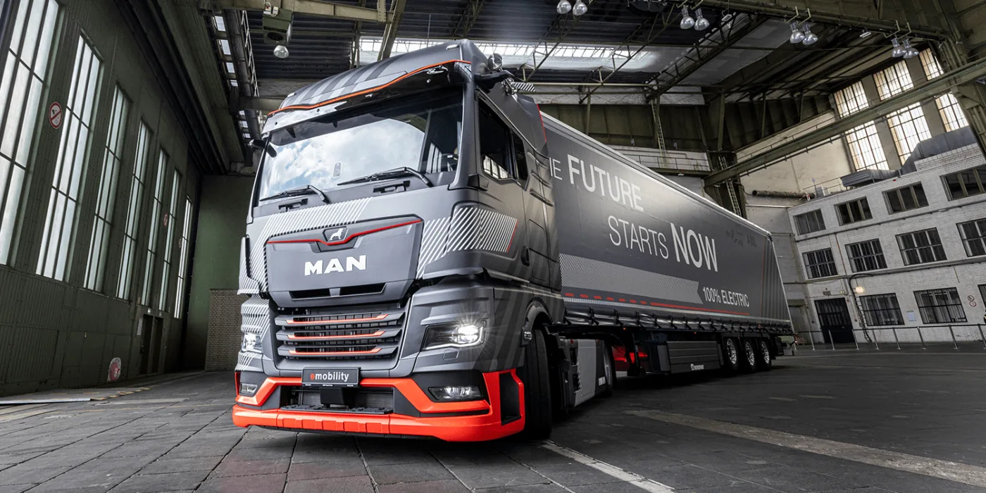 hombre e camión e lkw camión eléctrico 2022 06 min hombre e camión e lkw camión eléctrico 2022 06 min