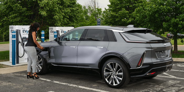 Cadillac lyriq evgo ladestation charging station usa min