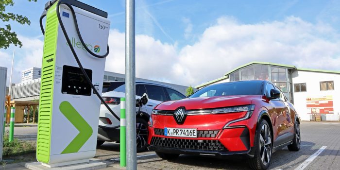 Renault megane e tech cms