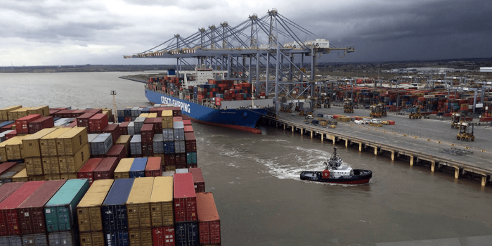 Londoner hafen port of london grossbritannien uk container schiff container ship symbolbild min