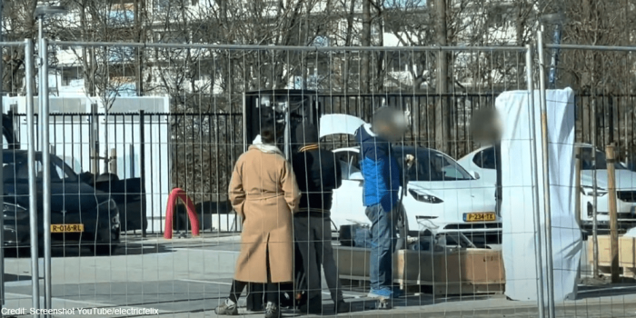 Tesla supercharger v4 min