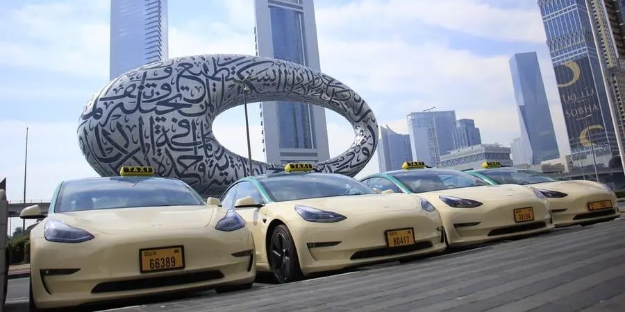 Tesla modelo arabia taxi dubai min