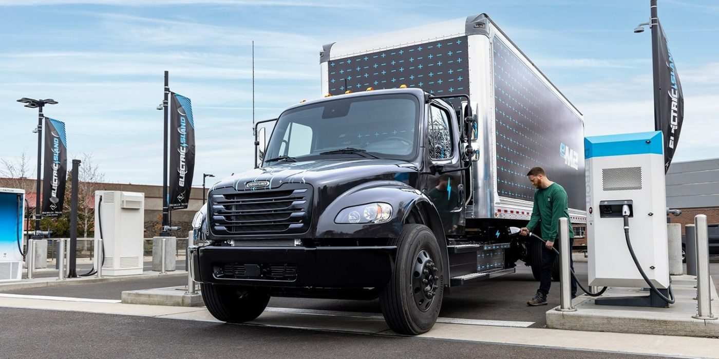 daimler truck freightliner em2 e lkw camión eléctrico ee.uu. estación de carga ladestation 2023 01 min daimler truck freightliner em2 e lkw camión eléctrico ee.uu. estación de carga ladestation 2023 01 min