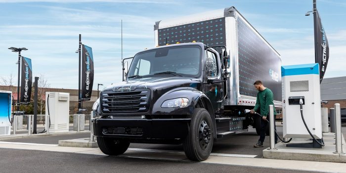 Daimler truck freightliner em2 e lkw electric truck usa ladestation charging station min