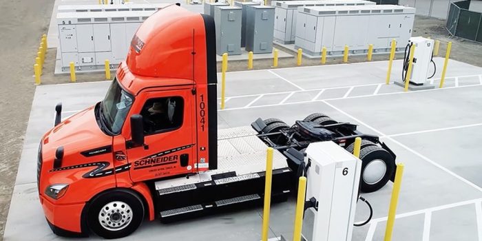Freightliner ecascadia e lkw electric truck schneider national ladestation charging station usa min