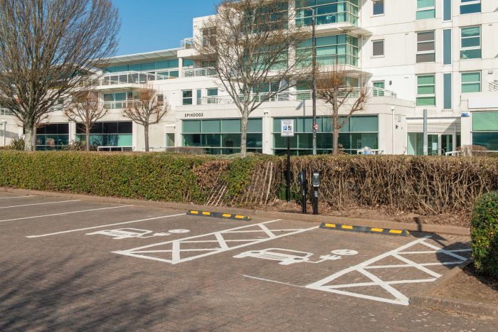 El bordillo conectado electrifica los aparcamientos de Cardiff