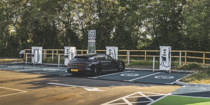 Gridserve ladestation estación de carga dobbies grossbritannien uk Swindon min