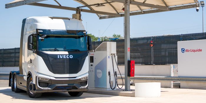Iveco heavy duty fcev brennstoffzellen lkw fuel cell truck air liquide h2 tankstelle hydrogen filling station wasserstoff min