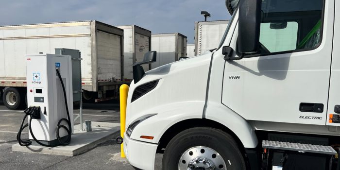 Volvo trucks vnr electric coca cola canada e lkw electric trucks incharge ladestation charging station usa min