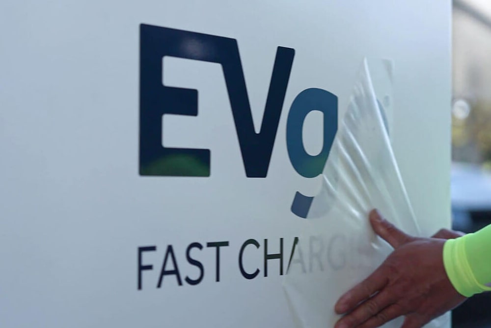 40fdf79e evgo ladestation charging station min