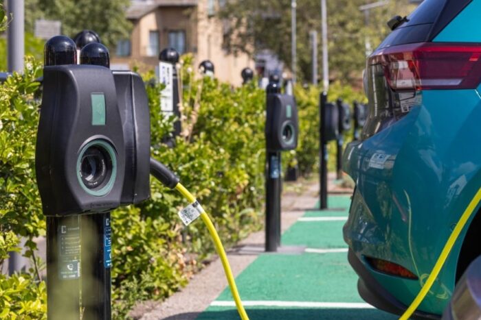 Estación de carga en bordillo conectada ladestación grossbritannein uk min e