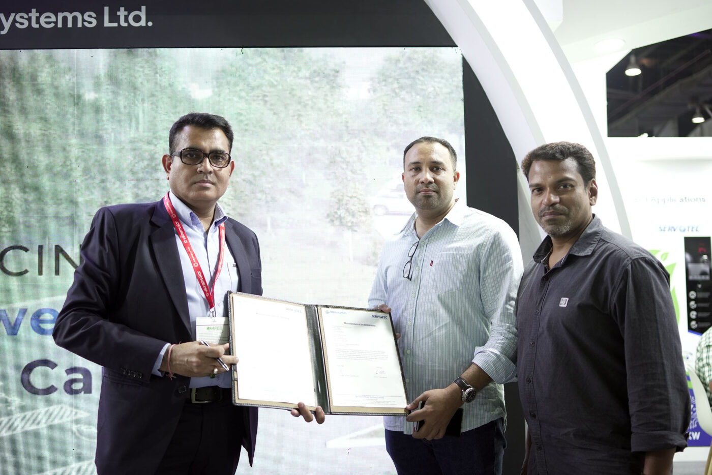 de izda. a dcha. el sr. raman bhatia md de servotech con el sr. byju kuniyil md de emcor power solutions emcor international gtc kuwait y el sr. vijeesh vasu director de operaciones emcor en la ceremonia de firma del mou en delhi