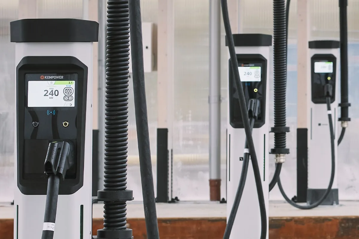 einride e lkw electric truck ladestation charging station kempower schweden sweden rosersberg 2023 02 min einride e lkw electric truck ladestation charging station kempower schweden sweden rosersberg 2023 02 min