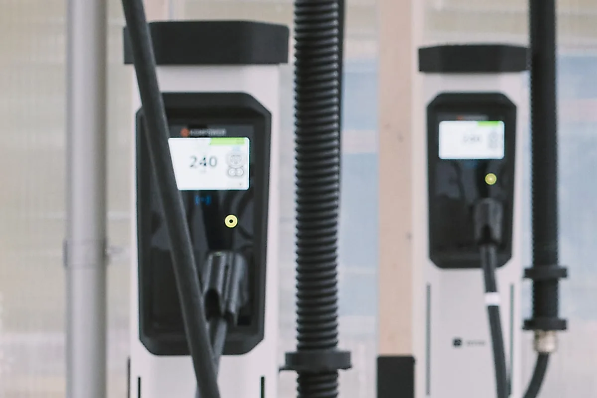 einride e lkw electric truck ladestation charging station kempower schweden sweden rosersberg 2023 03 min einride e lkw electric truck ladestation charging station kempower schweden sweden rosersberg 2023 03 min