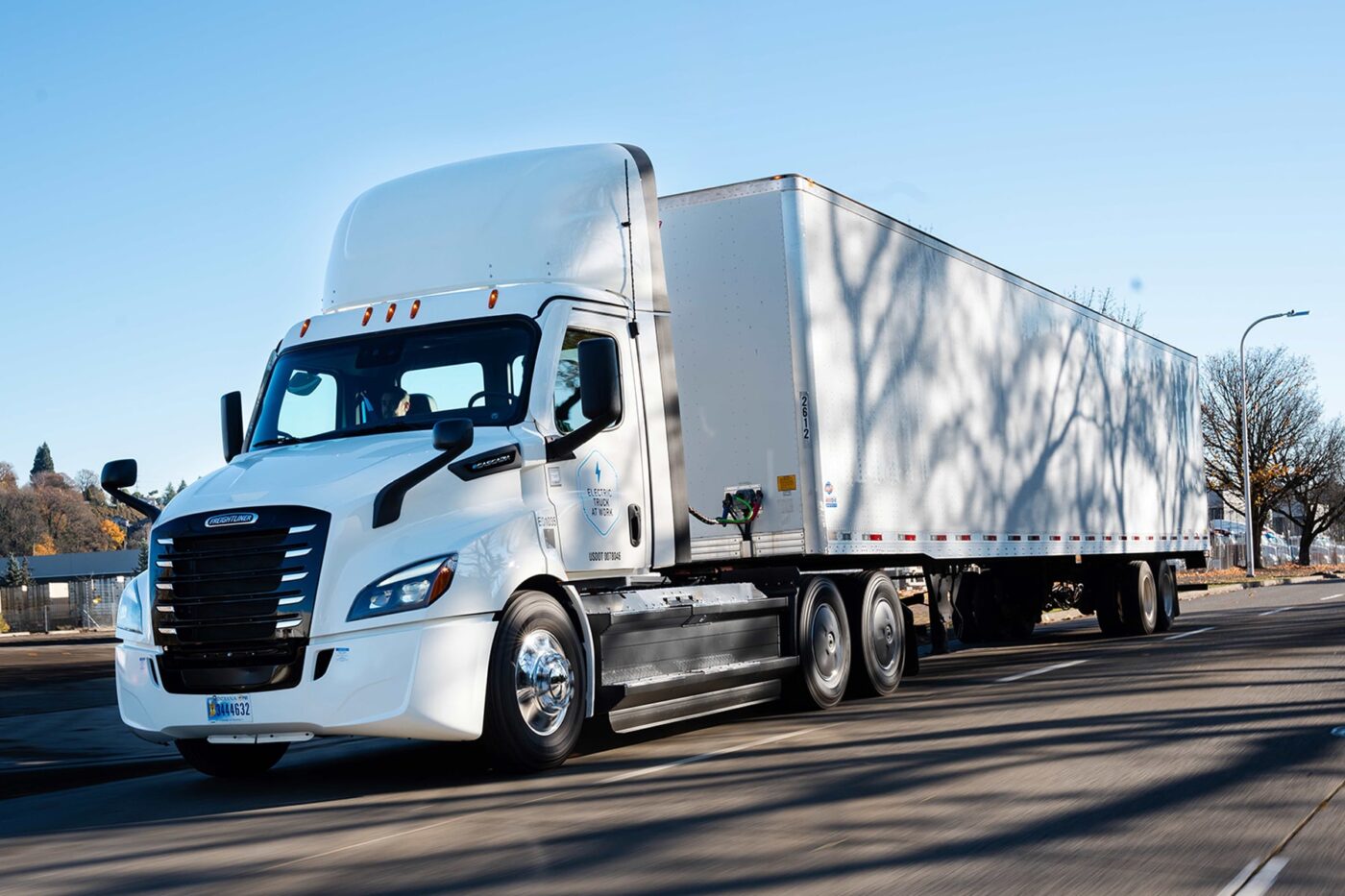 Daimler truck freightliner ecascadia e lkw electric truck min