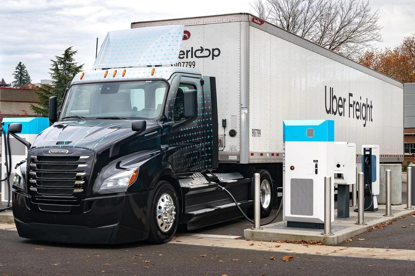 daimler truck freightliner ecascadia e lkw electric truck uber freight ladestation charging station detroit efill greenlane usa 2023 01 min daimler truck freightliner ecascadia e lkw electric truck uber freight ladestation charging station detroit efill greenlane usa 2023 01 min