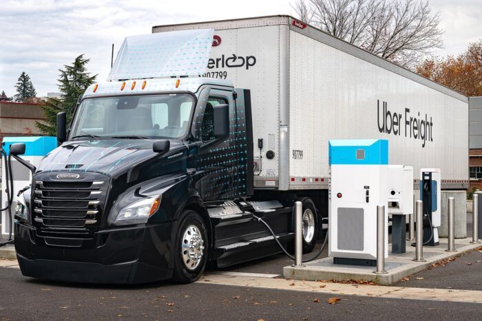 Daimler truck freightliner ecascadia e lkw electric truck uber freight ladestation charging station detroit efill greenlane usa min